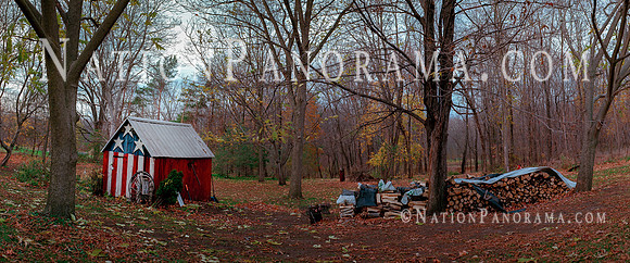 SMALL BARN WITH AMERICAN FLAG